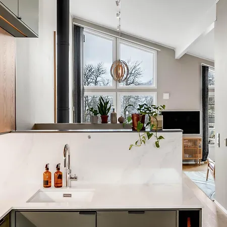 Spacious - Free Parking Apartment