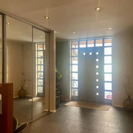 Spacious - Free Parking Apartment